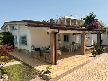 Terracina villetta con giardino 150 m dal mare
