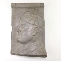 Volto in rilievo del Duce su tavola in cemento