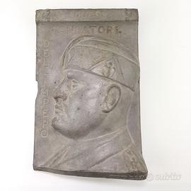 Volto in rilievo del Duce su tavola in cemento