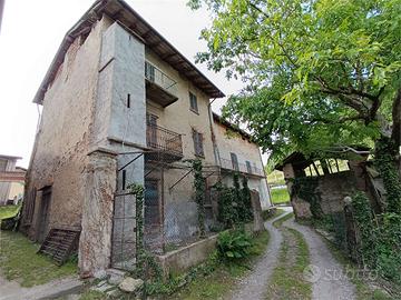 Rustico con giardino da ristrutturare Colle B.za