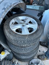 4 CERCHI TOYOTA YARIS 185 60 R15 4 STAGIONI ANNO 2