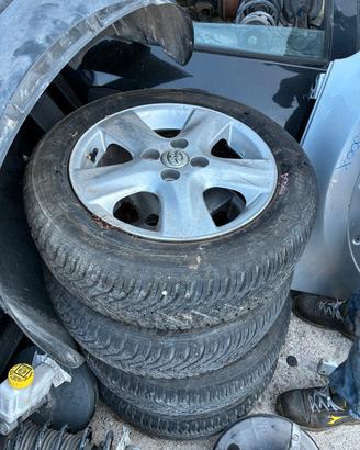 4 CERCHI TOYOTA YARIS 185 60 R15 4 STAGIONI ANNO 2