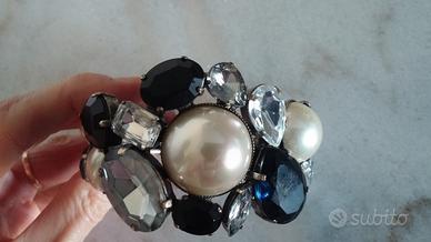 Bracciale di bigiotteria con perle e pietre