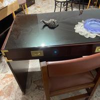 scrivania in legno con suoerficie in vetro