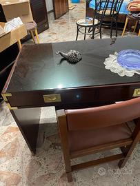 scrivania in legno con suoerficie in vetro