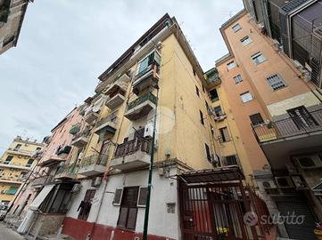 2 LOCALI A NAPOLI