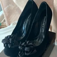 Decoltè camoscio nero con rosa in raso