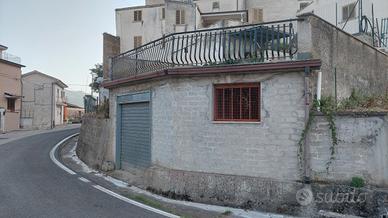 Garage a bordo strada da mansardare con terreno