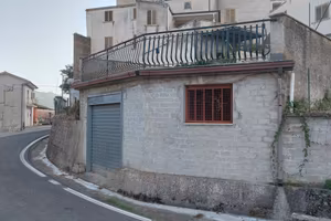 Garage a bordo strada da mansardare con terreno