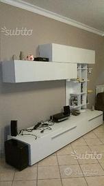 Soggiorno con modulo libreria