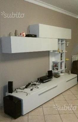 Soggiorno con modulo libreria