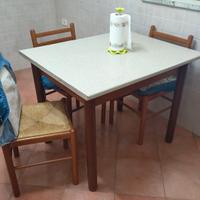 Tavolo con sedie 