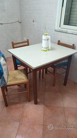 Tavolo con sedie 