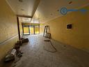 locale-commerciale-con-vetrine-fronte-strada-