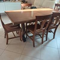 Tavolo in legno e sedie