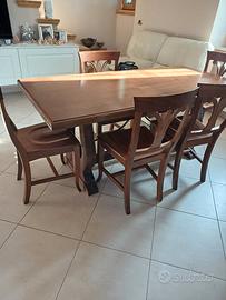Tavolo in legno e sedie