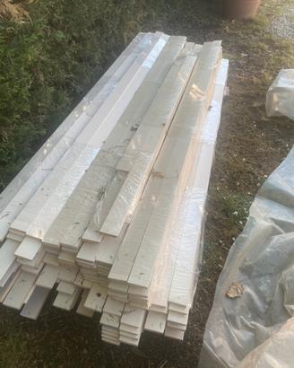Battiscopa bianco di vero legno