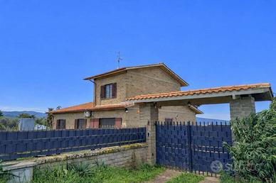 Rustico / Casale di 181 m² con più di 5 locali a V