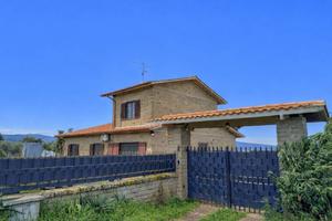 Rustico / Casale di 181 m² con più di 5 locali a V