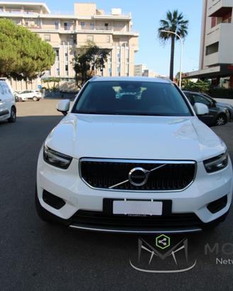 Volvo XC40 MOMENTUM