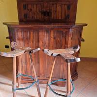 Angolo Bar Noce con Credenza, Bancone e 2 sgabelli