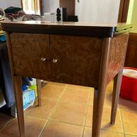 Macchina da Cucire Vintage Necchi dentro Tavolino