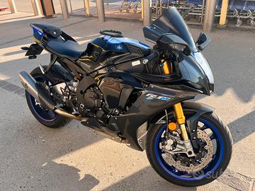 YAMAHA R1M