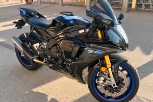 YAMAHA R1M