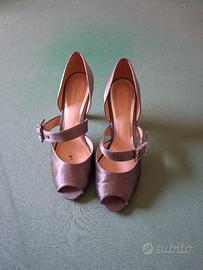 Scarpa in raso con tacco.