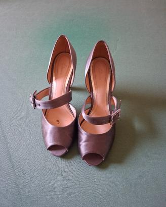 Scarpa in raso con tacco.
