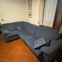 Divano angolare 5 posti in tessuto blu. Ben tenuto
