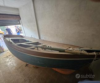 Barca tradizionale in legno di mogano