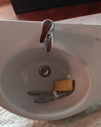 lavandino e wc in ceramica
