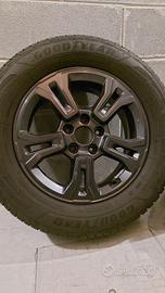 Cerchi Jeep con gomme invernali e catene