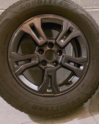 Cerchi Jeep con gomme invernali e catene