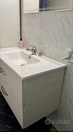 Mobile bagno sospeso con lavabo e rubinetteria