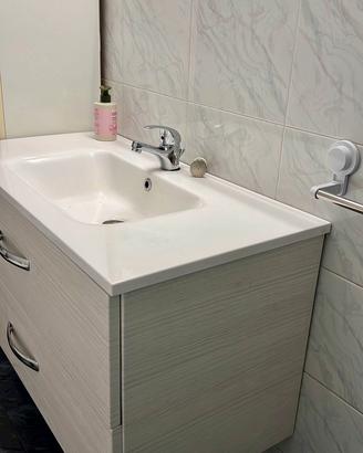 Mobile bagno sospeso con lavabo e rubinetteria