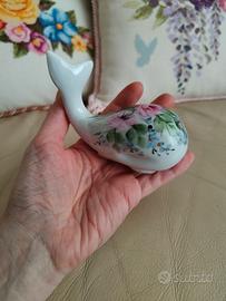 Balena in porcellana dipinta a mano anni '80