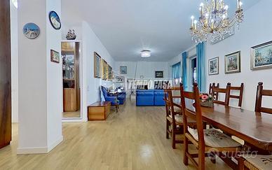 Pentalocale ristrutturato con Terrazzi e DUE Box!