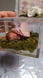 Bimba neonata petali di rosa in pasta polimerica