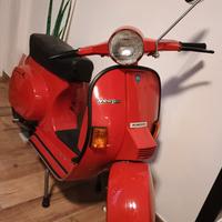 Noleggio vespa PK 50 rossa per matrimoni ed eventi