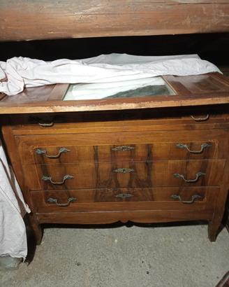 Comò e cassettiera in noce, comodina e credenza