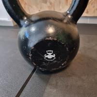 Coppie kettlebell da 8-16 kg più singola 28kg.