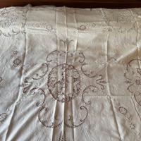 Copriletto di lino ricamato a mano