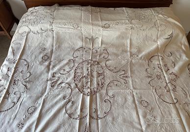Copriletto di lino ricamato a mano
