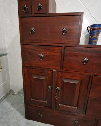 Mobile in legno con cassetti e ante