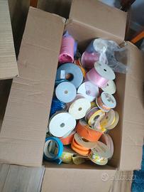 Assortimento di nastri di raso e altri nastri deco