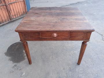 Tavolo in legno di castagno