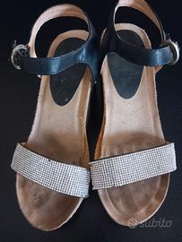 Scarpe con zeppa e brillantini, molto usate