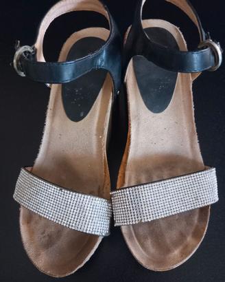 Scarpe con zeppa e brillantini, molto usate